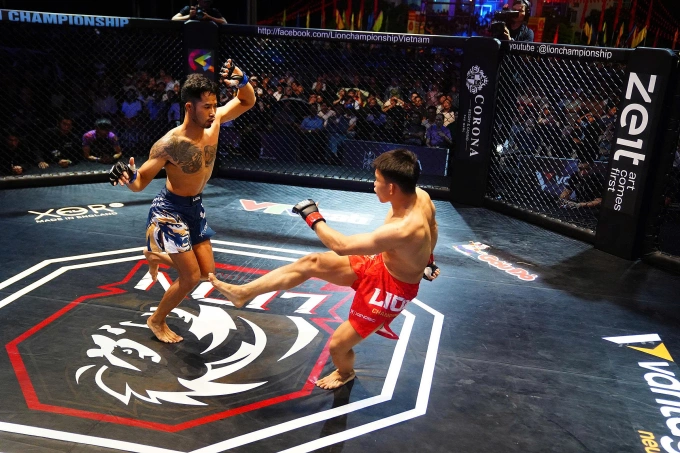 Trần Minh Nhựt (trái) thi đấu với Bạch Văn Nghĩa (phải) ở hạng 60kg tại LION Championship 25, diễn ra tại Quảng trường Cam Ranh, Khánh Hòa ngày 16/8/2025. Ảnh: LION