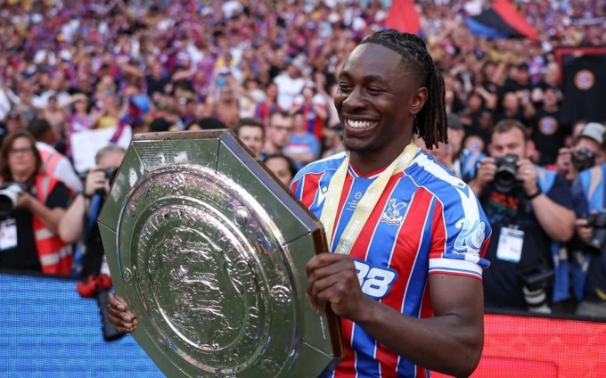 Eze đoạt Siêu cup Anh hồi giữa tháng 8 trên sân Wembley, sau khi cùng Crystal Palace đánh bại Liverpool. Ảnh: Reuters