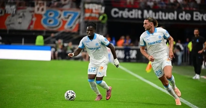 Rabiot song hành với Rowe trong một pha lên bóng của Marseille ở trận thua Rennes. Ảnh: LÉquipe
