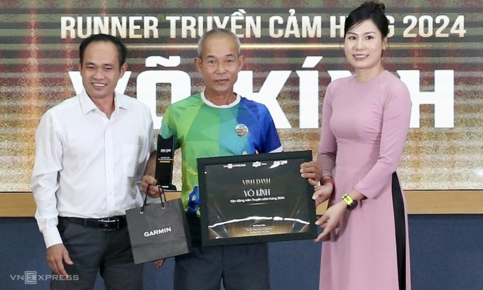 Ông Võ Kính (giữa) nhận giải Runner truyền cảm hứng tại Gala trao giải Runners of the Year 2024. Ảnh: Hiếu Lương