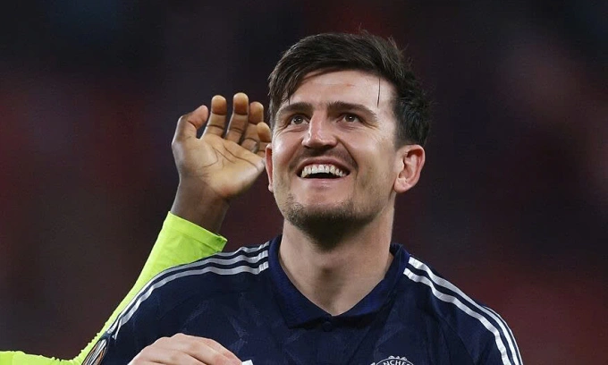 Maguire mừng sau trận Man Utd thắng Athletic Bilbao trên sân San Mames, thành phố Bilbao, xứ Basque, Tây Ban Nha, lượt đi bán kết Europa League tối 1/5/2025. Ảnh: Reuters