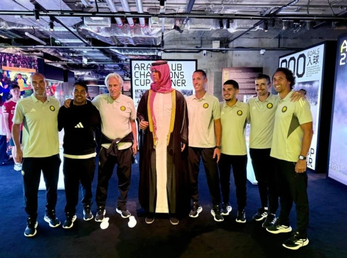 Các thành viên Al Nassr chụp ảnh lưu niệm trong chuyến tham quan Bảo tàng CR7 Life. Ảnh: Mike Chan
