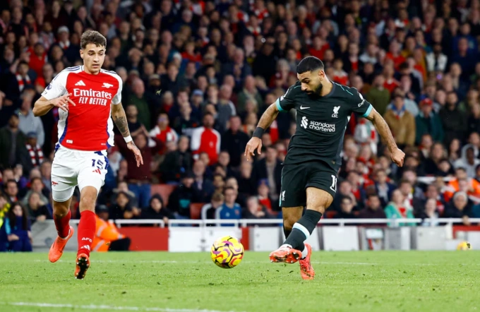 Mohamed Salah (phải) ghi bàn gỡ hòa trong trận Liverpool hòa Arsenal 2-2 trên sân Emirates, London, Anh ngày 27/10/2024. Ảnh: Reuters