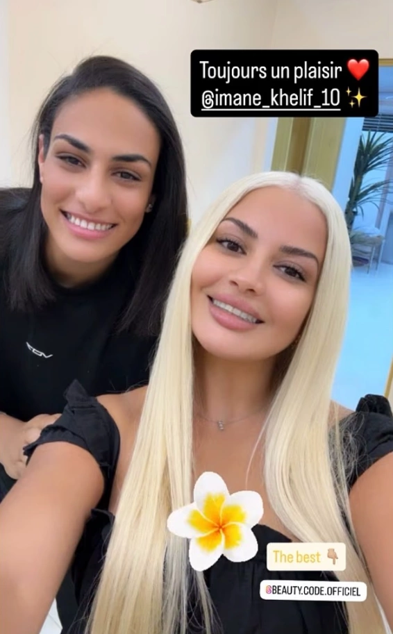 Imane Khelif (trái) chụp ảnh cùng MC kiêm podcaster Nassima Djaffar Bey.