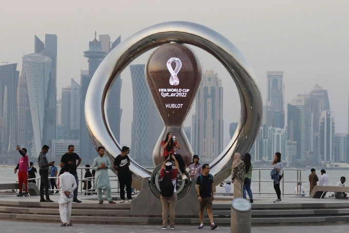 Đồng hồ đếm ngược World Cup 2022 ngày 12/10/2022 tại Doha, Qatar. Ảnh: Reuters