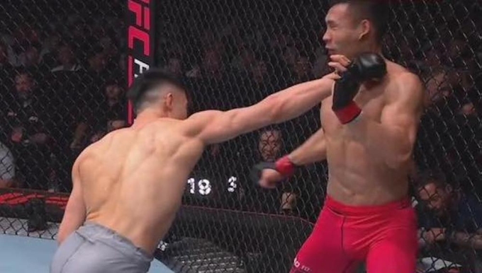 Lawrence Lui (trái) đấm vào cằm hạ Nghiêm Văn Ý ở bán kết hạng lông Road to UFC 2025 tại Thượng Hải, Trung Quốc, ngày 22/8/2025. Ảnh: Chụp màn hình