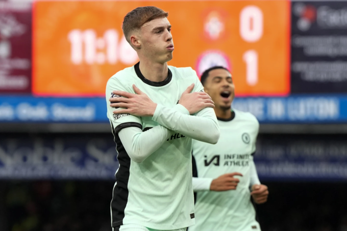 Cole Palmer mừng bàn trong trận Chelsea thắng Luton Town 3-2 trên sân Kenilworth Road, Luton, Anh ngày 30/12/2023. Ảnh: AP