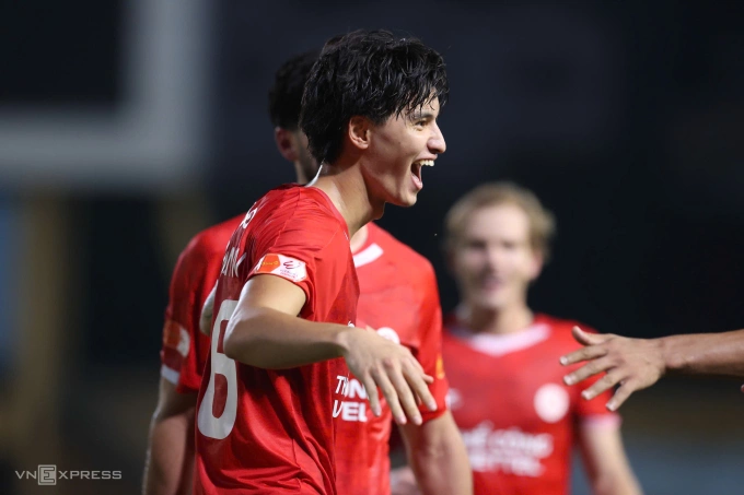 Damian Vũ Thanh An ăn mừng bàn thắng thứ hai trong trận Thể Công (áo đỏ) hạ Công an TP HCM 3-0 ở vòng 2 V-League 2025-2026, trên sân Hàng Đẫy, Hà Nội ngày 22/8/2025. Ảnh: Hoàng Huynh