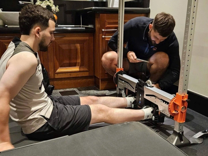 Eduardo (trái) trong bài kiểm tra sức mạnh tĩnh với máy VALD Force Frame. Ảnh: Athletic