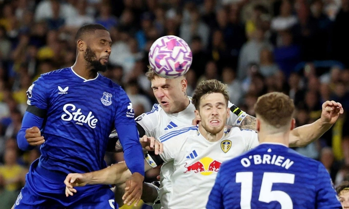 Tiền đạo Beto (trái) đánh đầu trong trận Everton gặp Leeds trên sân Elland Road, thành phố Leeds, hạt West Yorkshire, Vương Quốc Anh, vòng một Ngoại hạng Anh tối 18/8/2025. Ảnh: Reuters