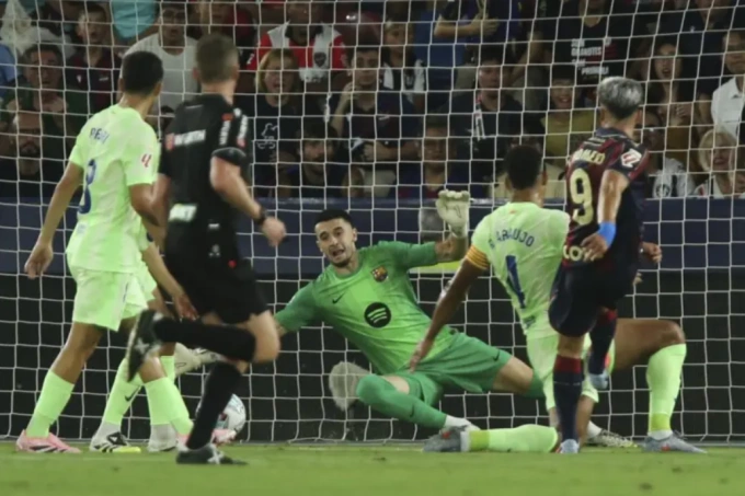 Ivan Romero sút chéo góc mở tỷ số trong trận Levante thua Barca 2-3 ở vòng hai La Liga trên sân Ciutat de València, Tây Ban Nha ngày 23/8/2025. Ảnh: LaPresse