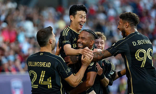 Đồng đội bế Son Heung-min sau khi anh ghi bàn cho LAFC ở trận gặp Dallas trên sân Toyota, thành phố Dallas, bang Texas,