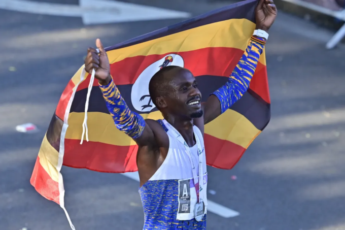 Jacob Kiplimo ăn mừng sau khi về nhất Buenos Aires Half Marathon 2025 ngày 24/8. Ảnh: Canal12