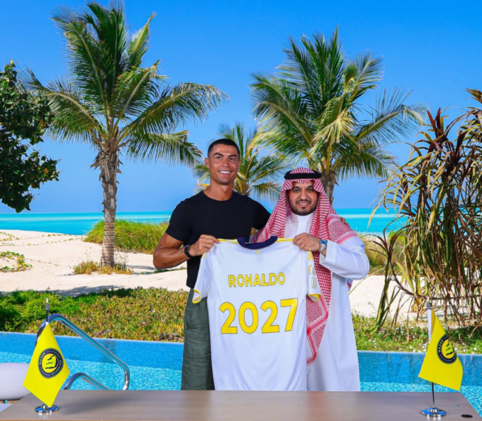 Cristiano Ronaldo (trái) và Chủ tịch Al Nassr, Abdullah Al-Majed trong thông báo gia hạn hợp đồng ngày 26/6. Ảnh: Al Nassr