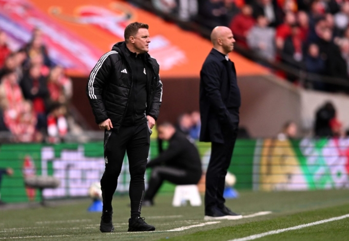HLV Arne Slot (phải) và Eddie Howe trong trận Liverpool thua Newcastle ở chung kết Cup Liên đoàn trên sân Wembley, London, Anh ngày 16/3. Ảnh: Liverpool FC