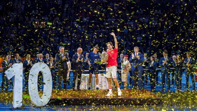 Federer (áo đỏ) mừng vô địch Swiss Indoors lần thứ 10 trong sự nghiệp vào ngày 28/10/2019. Đây cũng là danh hiệu cuối cùng của anh trong sự nghiệp. Ảnh: AP