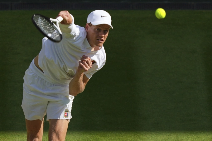 Tay vợt Italy Jannik Sinner giao bóng trogn trận thắng Carlos Alcaraz ở chung kết đơn nam Wimbledon trên sân Trung tâm, London ngày 13/7. Ảnh: AP