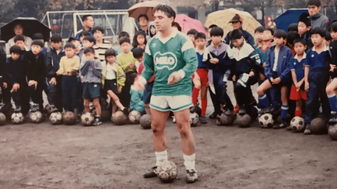 Tom Byer cuối những năm 1980, khi ông dấn thân vào sự nghiệp huấn luyện bóng đá.