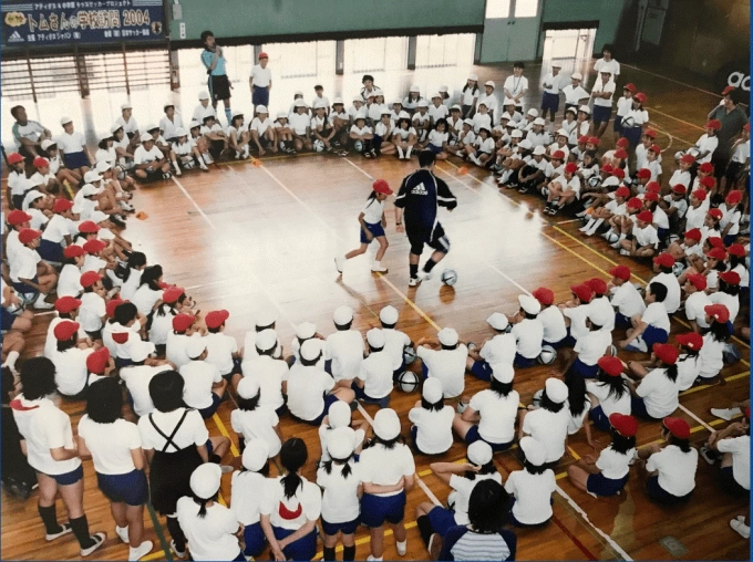 Tom Byer trong một lớp đào tạo bóng đá học đường ở Nhật Bản.
