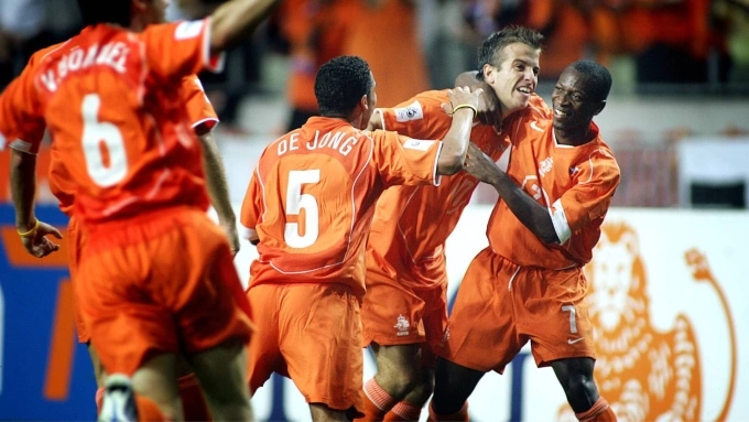 Castelen (phải) chia vui với Van der Vaart trong một trận đấu cùng tuyển Hà Lan. Ảnh: imago