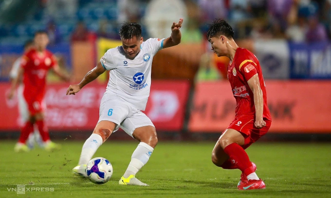Cú sút xa của tiền vệ A Mít cho Nam Định trong trận gặp PVF-CAND ở vòng ba V-League trên sân Thiên Trường, phường Nam Định, tỉnh Ninh Bình tối 27/8/2025. Ảnh: Trung Thu