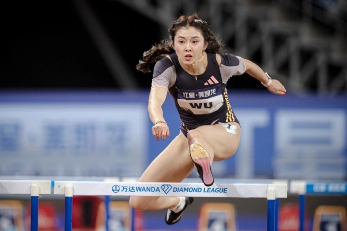 Yanni trên đường chạy 100m rào Diamond League tại Hạ Môn, Trung Quốc ngày 20/4/2024. Ảnh: Xinhua