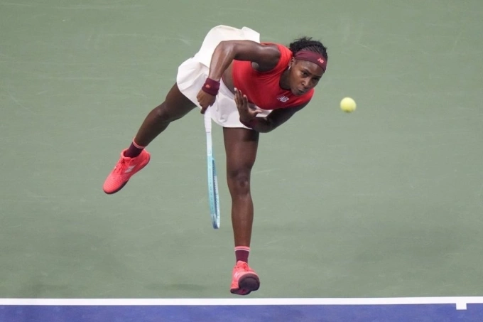 Gauff giao bóng trong trận thắng Ajla Tomljanovic ở vòng một Mỹ Mở rộng hôm 26/8. Ảnh: Reuters