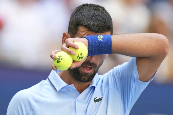 Djokovic vuốt mồ hôi trán trong trận đấu Zachary Svajda,ở vòng 2 Mỹ Mở rộng ngày 27/8/2025 tại New York. Ảnh: AP