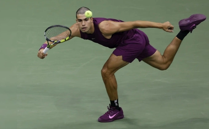 Alcaraz trả giao bóng trong trận gặp Bellucci, ở vòng hai Mỹ Mở rộng trên sân Arthur Ashe, New York, Mỹ tối 27/8. Ảnh: Reuters