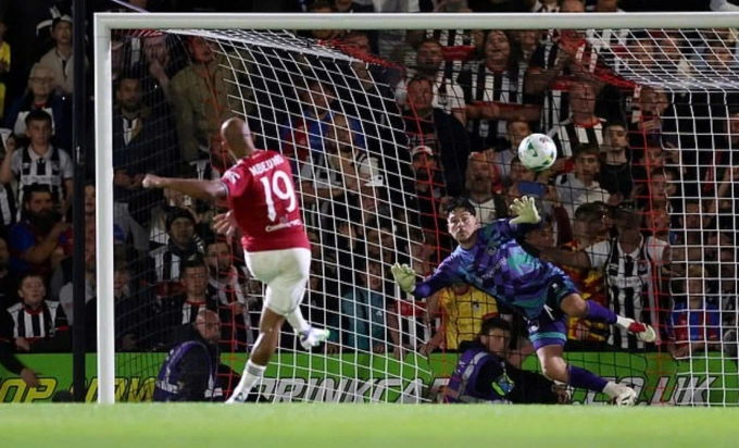 Tình huống Mbeumo sút hỏng cú đá luân lưu thứ 26 trong trận đấu, khiến Man Utd thua Grimsby Town ở vòng hai Cúp Liên đoàn trên sân Blundell Park, thị trấn Cleethorpes, hạt Lincolnshire, Vương quốc Anh tối 27/8/2025. Ảnh: Daily Mail