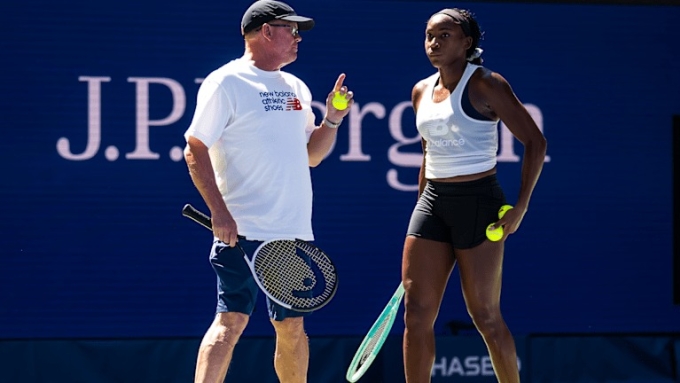 Gauff (phải) trong buổi tập với HLV MacMillan trước thềm Mỹ Mở rộng 2025, trên sân Arthur Ashe, New York, Mỹ hồi cuối tháng Tám. Ảnh: USO