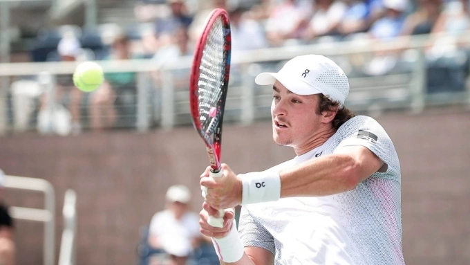 Fonseca đánh trái tay ở vòng hai Mỹ Mở rộng, trên sân Arthur Ashe, New York hôm 27/8. Ảnh: Reuters