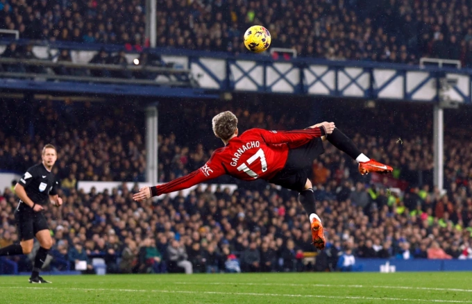 Alejandro Garnacho ngả người móc bóng ghi bàn trong trận Man Utd thắng Everton 3-0 ở vòng 13 Ngoại hạng Anh trên sân Goodison Park ngày 26/1/2024. Ảnh: Reuters