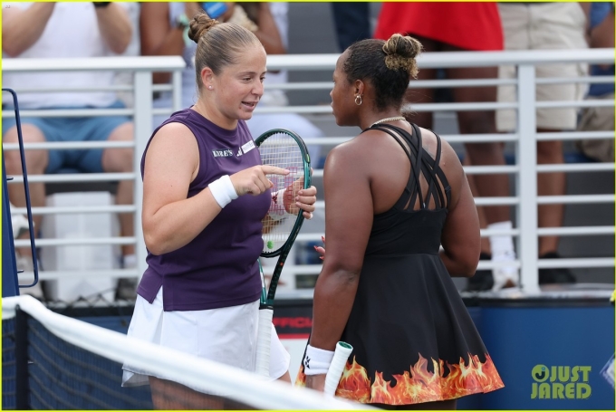 Ostapenko (trái) xúc phạm Townsend sau trận đấu ở vòng hai Mỹ Mở rộng, tại tổ hợp Flushing Meadows, New York, Mỹ hôm 28/8. Ảnh: Reuters