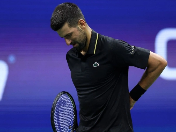 Djokovic đau lưng trong trận gặp Norrie, ở vòng ba Mỹ Mở rộng, trên sân Arthur Ashe, New York hôm 27/8. Ảnh: Reuters