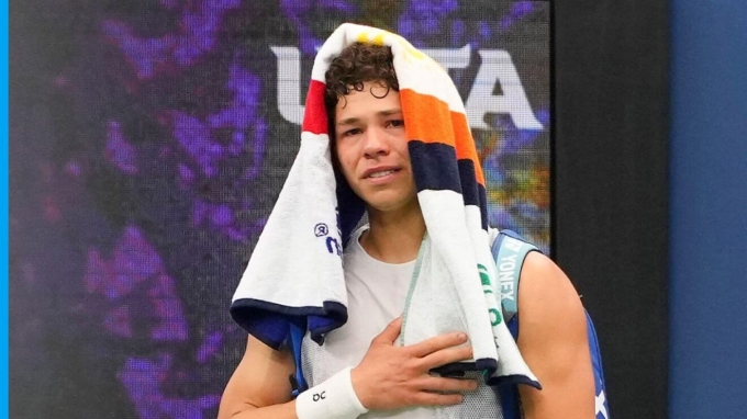Shelton chào khán giả trong nước mắt, sau trận đấu với Mannarino trên sân Arthur Ashe, New York hôm 27/8. Ảnh: Reuters
