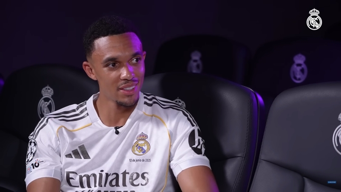 Alexander-Arnold ngồi dự bị trong một trận đấu của Real Madrid mùa 2024-2025. Ảnh chụp màn hình