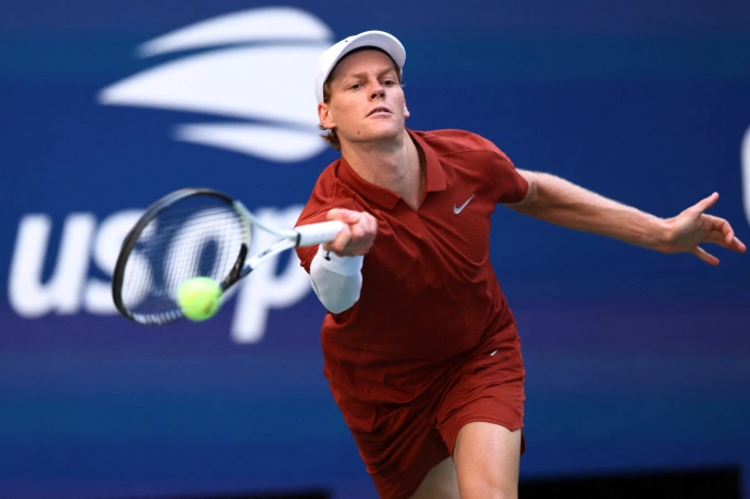 Sinner đánh trả Denis Shapovalov ở vòng ba giải Mỹ Mở rộng 2025. Ảnh: Reuters