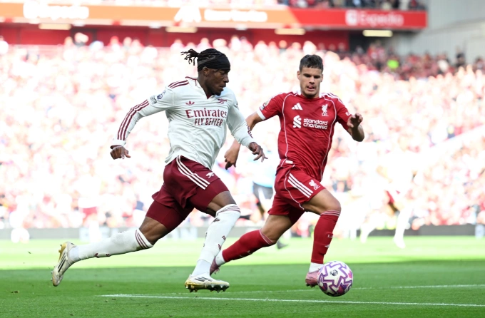 Noni Madueke (trái) đua tốc độ với Milos Kerkez. Ảnh: Arsenal FC