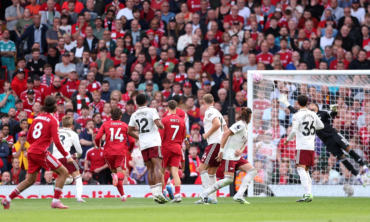 Liverpool hạ Arsenal nhờ siêu phẩm đá phạt