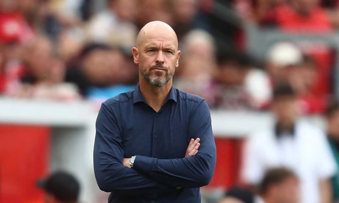 HLV Erik ten Hag trong trận Leverkusen gặp Hoffenheim trên sân BayArena, thành phố Leverkusen, Đức, vòng một Bundesliga ngày 23/8/2025. Ảnh: Reuters