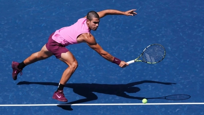Alcaraz trong trận gặp Rinderknech ở vòng bốn Mỹ Mở rộng, trên sân Arthur Ashe, New York hôm 1/9. Ảnh: Reuters
