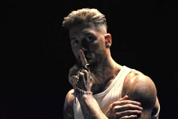 Sergio Ramos trong video bài hát Cibeles. Ảnh: Youtube
