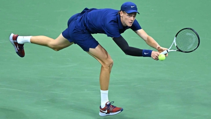 Sinner trả giao bóng, ở vòng bốn Mỹ Mở rộng, trên sân Arthur Ashe, New York hôm 1/9. Ảnh:Reuters
