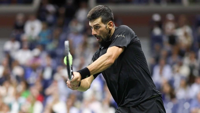 Djokovic đánh trái tay ở tứ kết Mỹ Mở rộng, trên sân Arthur Ashe, New York hôm 2/9. Ảnh: Reuters