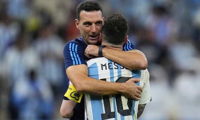 HLV Lionel Scaloni ôm Messi sau trận tứ kết World Cup gặp Hà Lan trên sân Lusail, Qatar tối 9/12/2022. Ảnh: AP