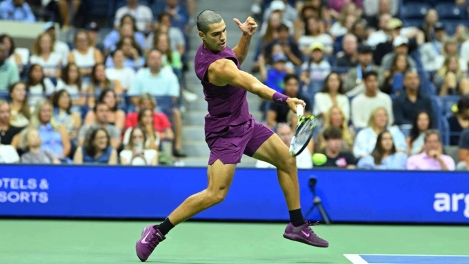Alcaraz đánh thuận tay trong trận gặp Opelka, ở vòng một Mỹ Mở rộng trên sân Arthur Ashe, New York tối 25/8. Ảnh: ATP