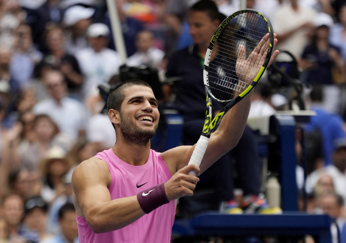 Carlos Alcaraz ăn mừng sau khi đánh bại Novak Djokovic ở bán kết Mỹ Mở rộng 2025, trên sân Arthur Ashe, Flushing Meadows, New York, Mỹ. Ảnh: Reuters