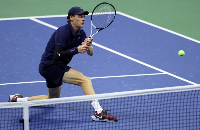 Jannik Sinner trong trận bán kết với Felix Auger-Aliassime ở Mỹ Mở rộng 2025. Ảnh: Reuters