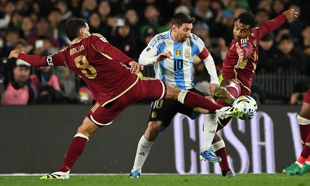 Messi xô xát với đối thủ trong đường hầm - Báo VnExpress Thể thao